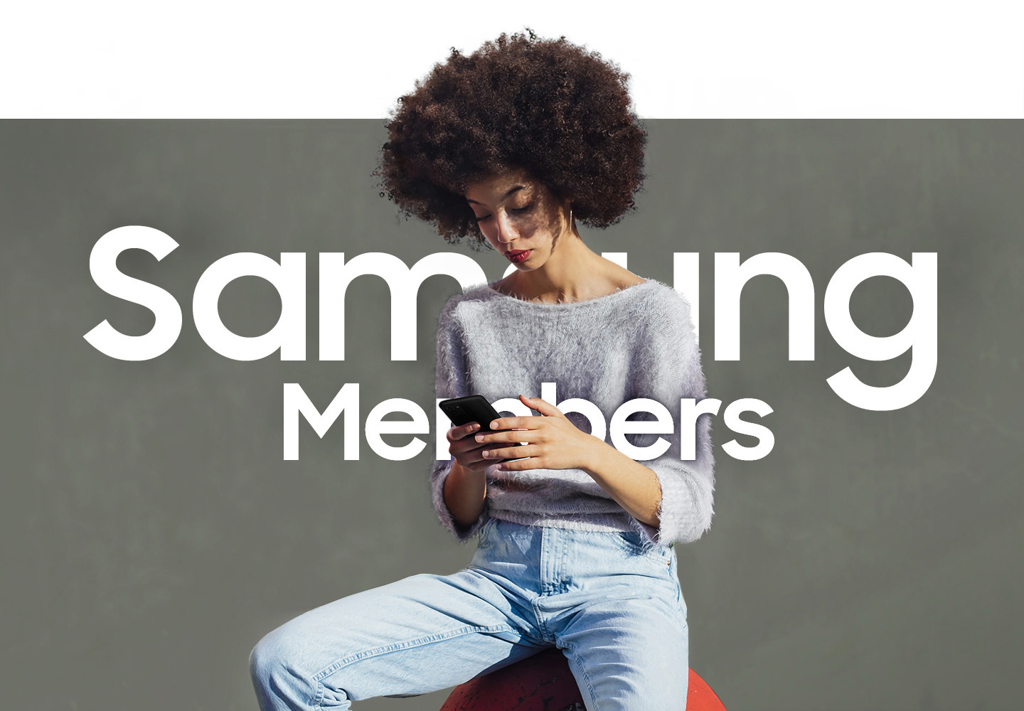 A woman sitting outside and using her phone. Text saying Samsung Members is written across her. Automatic checks, Interactive checks, Clean memory and Optimize settings.
