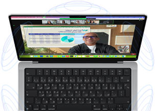 مكالمة فيديو فيس تايم معروضة على MacBook Pro وحولها رسوم توضيحية لدوائر زرقاء اللون تبيّن الإحساس ثلاثي الأبعاد لميزة الصوت المكاني