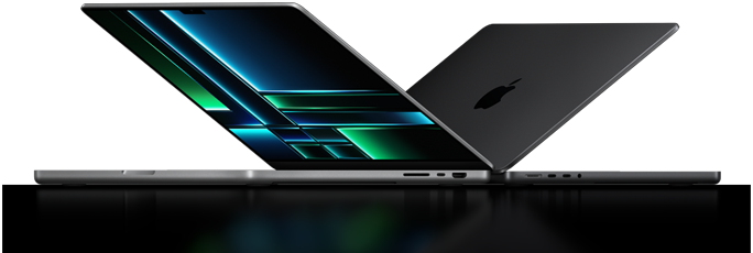 صورة جانبية لجهازي MacBook Pro مفتوحين جزئياً.