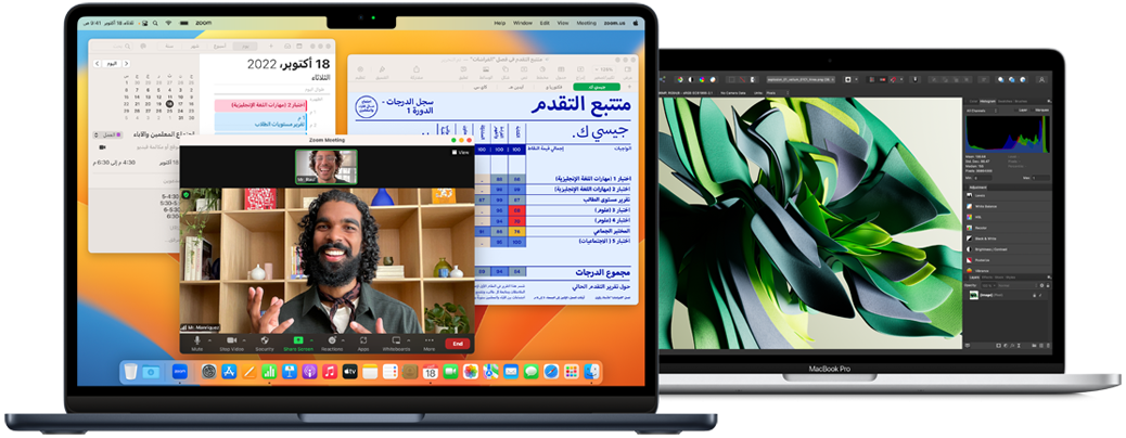 صورة لجهاز MacBook Pro مقاس 13 إنش باللون الفضي وجهاز MacBook Air بشريحة M2 بلون سماء الليل، مع عرض لاستخدام تطبيقات Zoom والتقويم وNumbers وAffinity Photo 2‏.