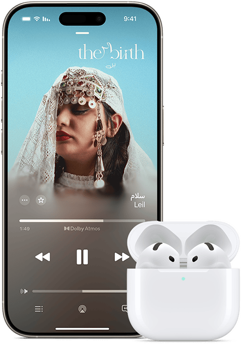 جهاز iPhone بجانب سماعات AirPods Pro موضوعة داخل علبة شحن، والعلبة مفتوحة‏