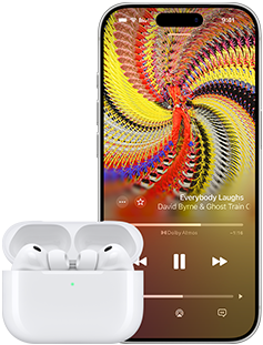 سماعات AirPods Pro 3 في علبة شحن MagSafe، iPhone 17 Pro، تطبيق Apple Music يشغّل أغنية Everybody Laughs للفنان David Byrne وGhost Train Orchestra