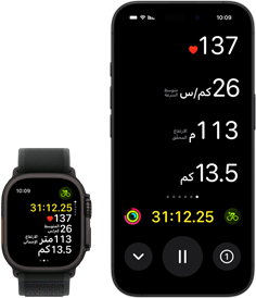 النشاط المباشر يعرض مقاييس شخص يركب الدراجة، على كل من ساعته Ultra 2 وجهازه iPhone‏
