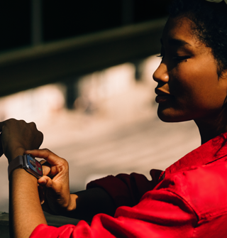 شخص يتلقى مكالمة هاتفية واردة على Apple Watch Series 11