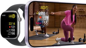 Apple Watch بجانب iPhone مع تمرين من +Apple Fitness يُعرض على الشاشة
