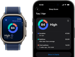 Apple Watch Ultra 3، إطار من التيتانيوم الطبيعي، شاشة لإظهار نتيجة النوم، معلومات مفصلة ضمن رسم بياني دائري، نتيجة في المنتصف، الحزام، حزام Loop ترايل أزرق