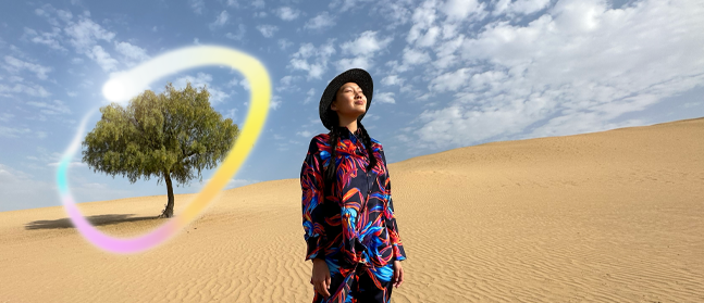 جهاز iPad Pro، الجزء الأمامي الخارجي من الشاشة مع خلفية ذات تدرّج باللونين الأزرق الداكن والأخضر تعرض عدة تطبيقات مفتوحة، يد تحمل قلم Apple Pro وتضع دائرة حول رسم يعرض ميزة عصا الصور السحرية في Apple Intelligence‏