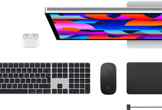 اكسسوارات Mac: سماعات AirPods، وشاشة Studio Display، ولوحة مفاتيح ماجيك، وماجيك ماوس، ولوحة تعقب ماجيك، وكابل شحن MagSafe بلون سماء الليل