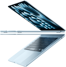 اثنان من أجهزة لابتوب MacBook Air باللون الأزرق السماوي مفتوحان على شكل سهم، فتبرز نحافة التصميم